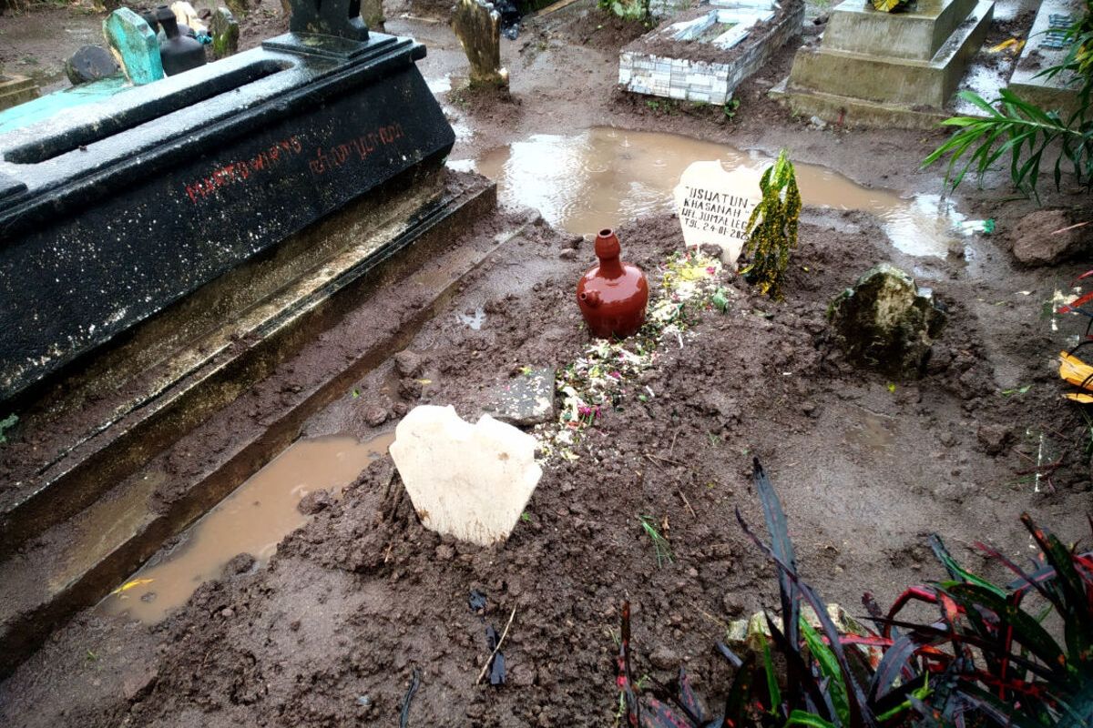 Caption 1: Jenazah korban mutilasi Uswatun Khasanah dimakamkan di pemakaman umum Desa Sidodadi, Kecamatan Garum, Kabupaten Blitar, Jumat (24/1/2025) malam