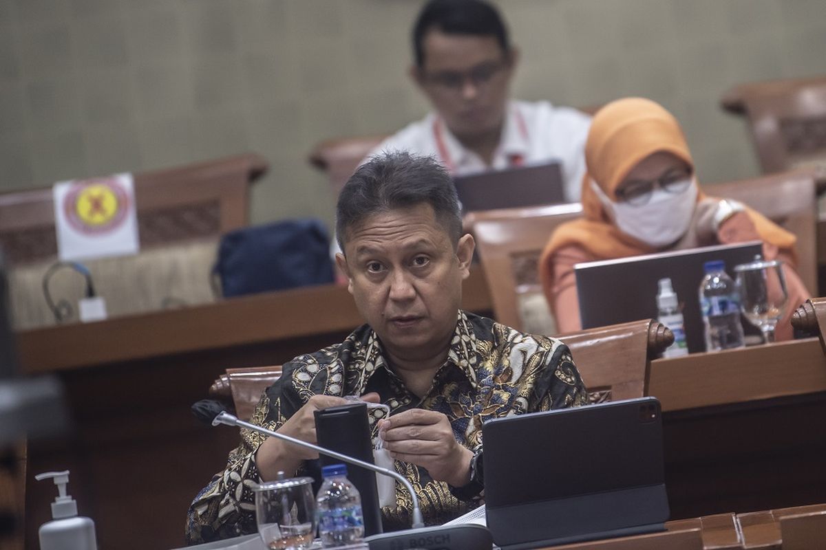 Menteri Kesehatan Budi Gunadi Sadikin mendengarkan pandangan anggota DPR saat mengikuti Rapat Dengar Pendapat (RDP) dengan Komisi IX DPR di Kompleks Parlemen, Senayan, Jakarta, Rabu (24/11/2021). RDP tersebut membahas permasalahan data dalam rangka sinkronisasi Data Terpadu Kesejahteraan Sosial (DTKS) dan data peserta Penerima Bantuan luran (PBI). ANTARA FOTO/Muhammad Adimaja/wsj.
