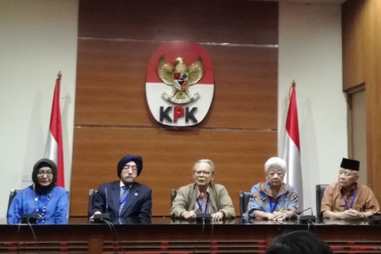 Mantan Pimpinan KPK Erry Riyana Hardjapamekas (tengah) bersama mantan penasihat KPK Zainal Abidin, Guru Besar Universitas Indonesia Mayling Oey, Direktur Eksekutif Indonesia Institute for Corporate Directorship Vita Diani dan aktivis sosial HS Dillondalam konferensi pers di Gedung Merah Putih KPK, Jakarta, Kamis (10/1/2019). 