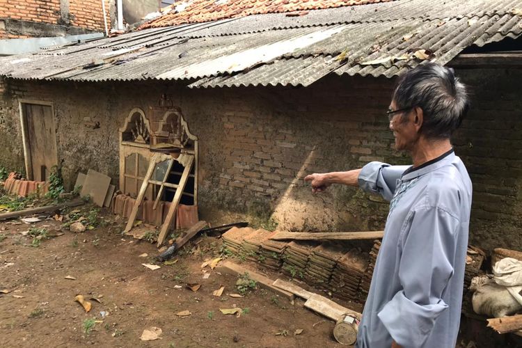Maksum (61), warga RW 007 Kelurahan Rawajati, Pancoran, Jakarta Selatan, menunjukkan rumah tetangganya yang tertutup lumpur akibat banjir, Senin (14/6/2021) siang. Rumah itu sudah ditinggal penghuninya.