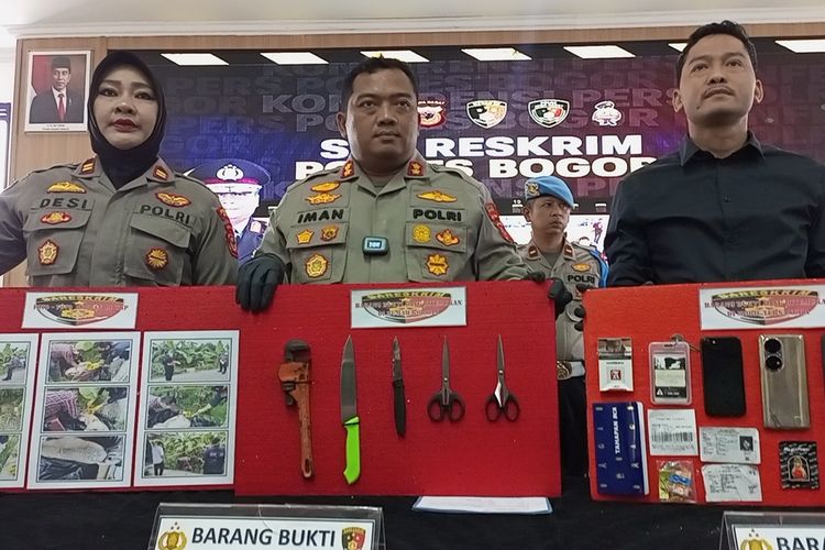 Polisi merilis pelaku kasus mayat mutilasi dalam koper merah di Mapolres Bogor, Cibinong, Kabupaten Bogor, Jawa Barat, Sabtu (18/3/2023)