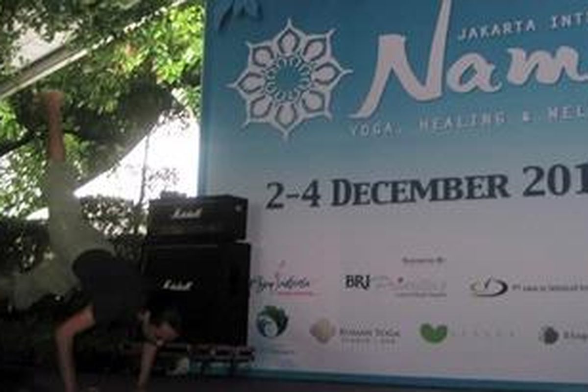 Jules Febre, master yoga Jivamukti atau dikenal sebagai hip hop yoga yang juga mengajar penyanyi Sting, memeragakan gerakan yoga saat jumpa pers di Jakarta, Jumat, 2/12/2011.