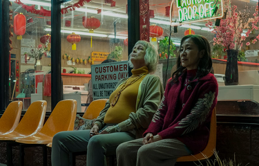 Aktris Jamie Lee Curtis (kiri) dan Michelle Yeoh dalam film Everything Everywhere All at Once.