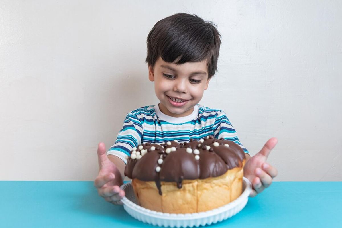 Ilustrasi anak makan kue manis.