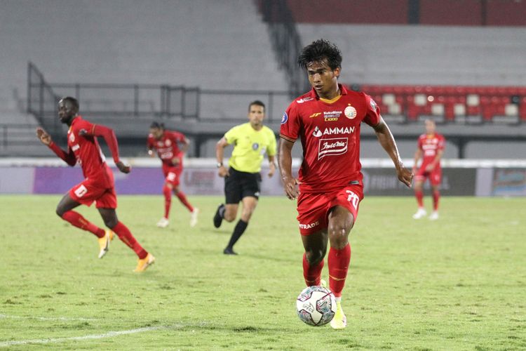 Pemain muda Persija Jakarta Irfan Jauhari menggiring bola saat pertandingan pekan 30 Liga 1 2021-2022 melawan Borneo FC yang berakhir dengan skor 1-2 di Stadion Kapten I Wayan Dipta Gianyar, Kamis (10/3/2022) malam.