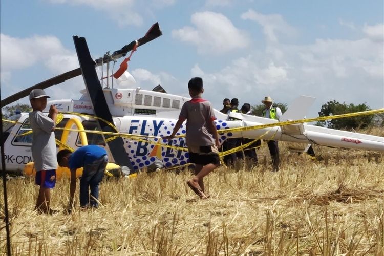 Kondisi Helikopter yang jatuh di Desa Kawo, Lombok Tengah, NTB, saat para warga menjadikan bangkai heli sebagai tontonan.