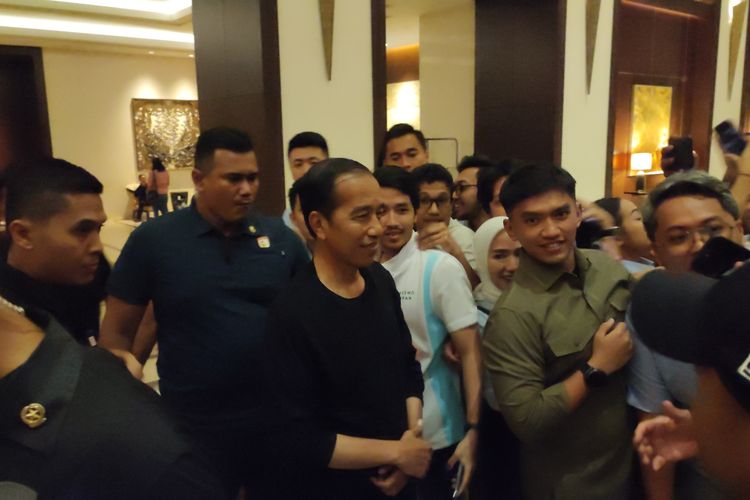 Berselang 40 menit sejak kedatangannya, Presiden Joko Widodo pulang dari Hotel Fairmont, Jakarta, yang menjadi tempat berkumpul kubu capres-cawapres nomor urut 2, Prabowo Subianto-Gibran Rakabuming, Sabtu (10/2/2024) malam.