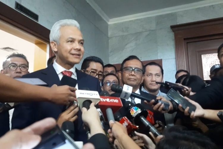 Calon presiden nomor urut 3 Ganjar Pranowo memberikan keterangan pers sesuai sidang putusan sengekta hasil Pemilihan Presiden 2024 di Gedung Mahkamah Konstitusi, Jakarta, Senin (22/4/2024).