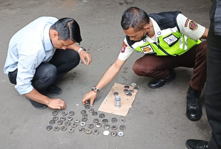 BERITA FOTO: Unisba dan Unpas Ditembaki Gas Air Mata, Puluhan Proyektil Berserakan