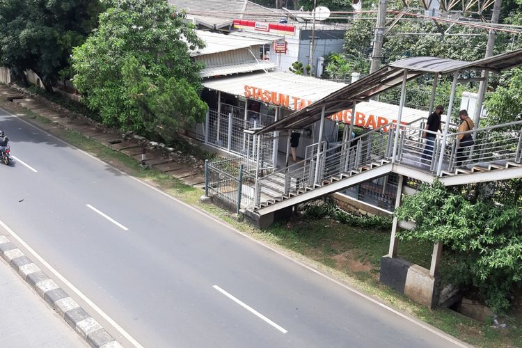 Pintu akses Stasiun Tanjung Barat sisi arah Lenteng Agung yang sudah ditutup sejak 2014. Ditutupnya pintu akses membuat calon penumpang KRL harus naik turun tangga JPO untuk keluar masuk stasiun.