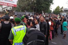 Orang Berjubel Antre Sembako Gratis dari Presiden Jokowi di Solo