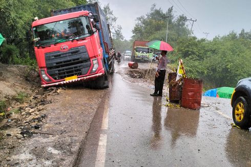 Truk Tronton Terperosok Sempat Sebabkan Kendaraan dari Kupang Menuju Timor Leste Mengular