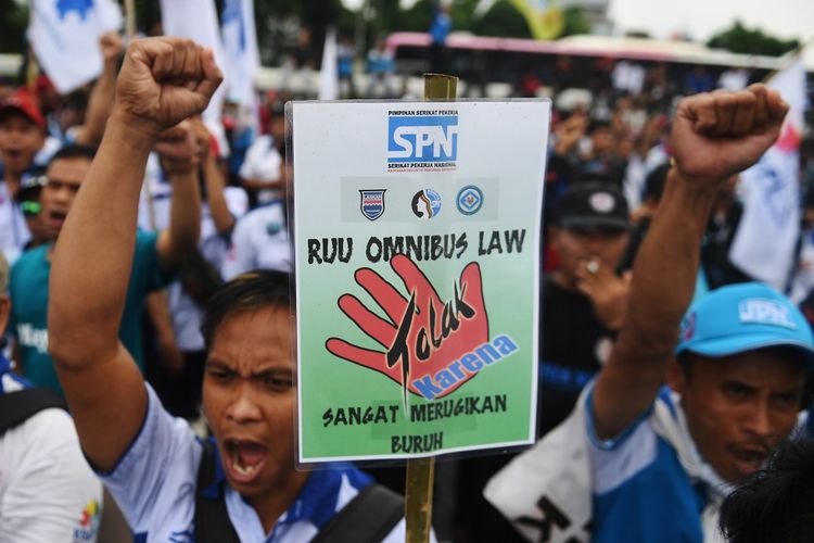 Ratusan buruh menggelar aksi unjuk rasa menentang omnibus law di Jakarta, Senin (20/1/2020). Dalam aksinya mereka menolak omnibus law yang dinilai hanya menguntungkan pengusaha dan investor serta merugikan pekerja di Indonesia. ANTARA FOTO/Akbar Nugroho Gumay/nz