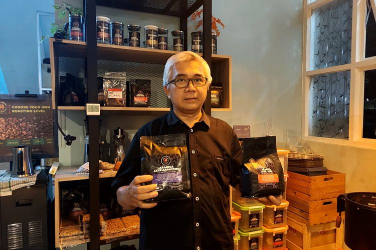 Putu Jaya Abadi, owner Sobat Rindu Coffee yang memanfaatkan kopi robusta lokal Jember sebagai bahan baku