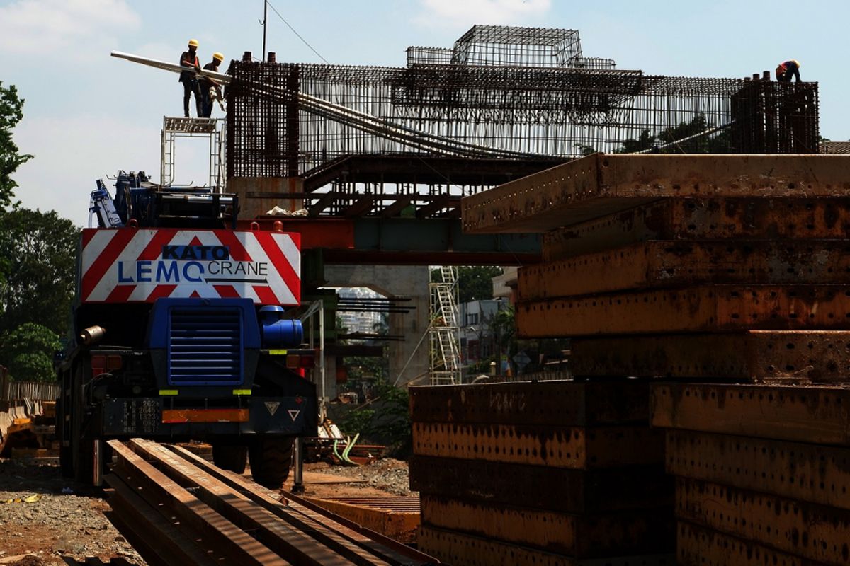 Pekerja menyelesaikan proyek Light Rail Transit (LRT) Kelapa Gading-Velodrome Rawamangun di kawasan Pegangsaan Dua, Kelapa Gading, Jakarta Utara, Rabu (26/7). Proyek tersebut ditargetkan selesai Juni 2018 guna mendukung perhelatan Asian Games 2018 yang berlangsung pada Agustus 2018. ANTARA/Refina Arvitiane/aww/17.