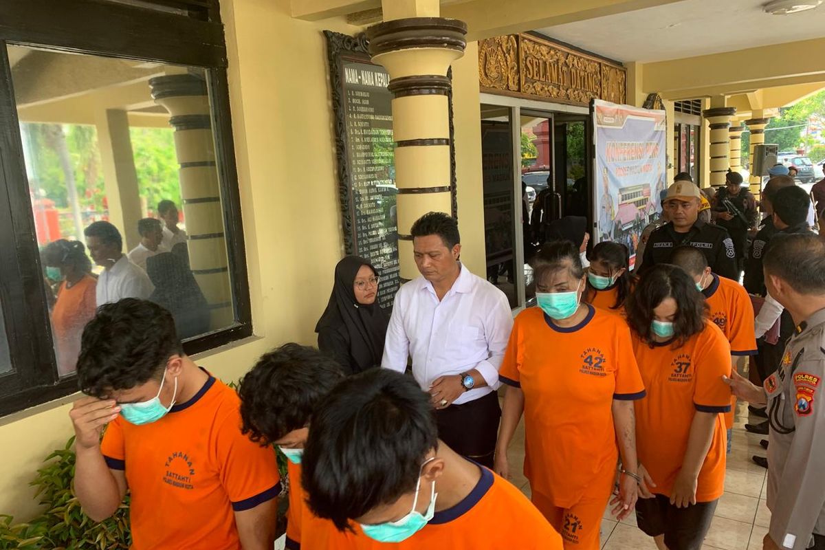 Nenek LAS (64) digiring ke ruang tahanan Mapolres Madiun Kota, Senin (25/11/2024). 