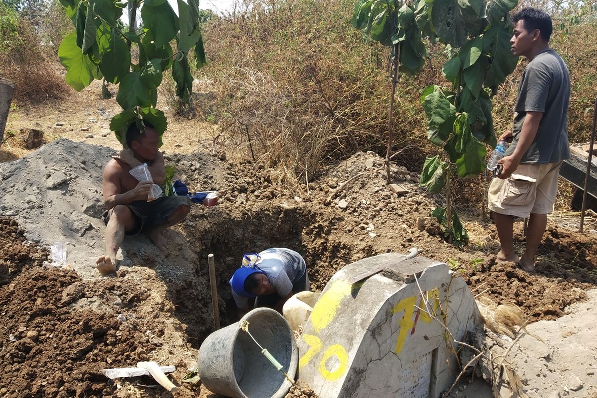 Proses pembongkaran makam di Bong Mojo Kecamatan Jebres, Solo, Jawa Tengah, Rabu (23/10/2019).