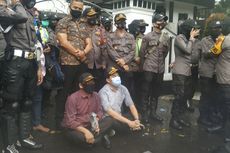 Demo di Bawah Guyuran Hujan Deras, 2 Anggota DPRD Sukabumi Diminta Duduk di Aspal