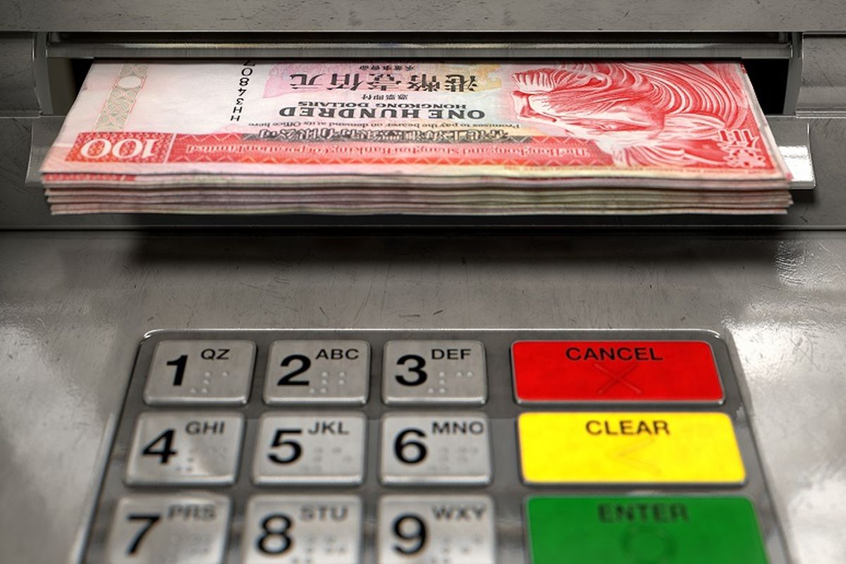 Uang dollar Hong Kong di mesin ATM.