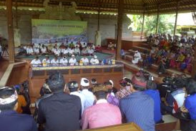 Suasana Simakrama(silaturahmi Gubernur Bali dengan masyarakatnya) di Wantiilan DPRD Bali