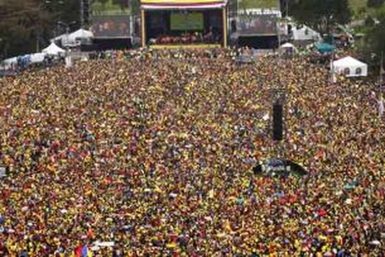 Puluhan ribu fans berkumpul di Simon Bolivar Park di Bogota untuk menyambut timnas Kolombia, Minggu (6/7/2014).