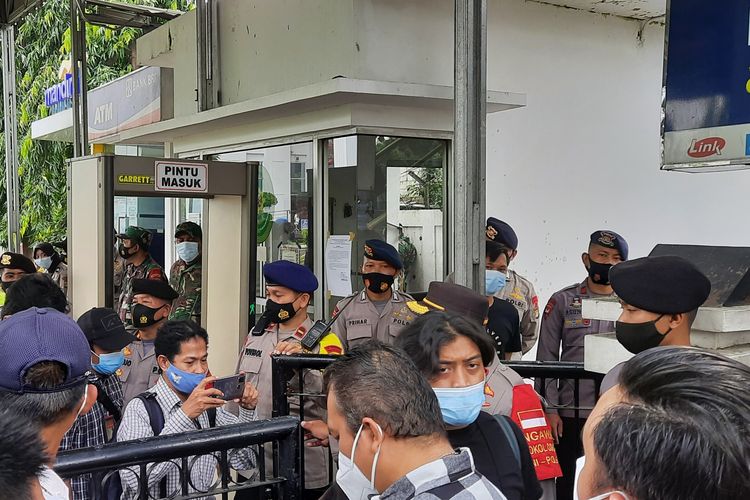 Para wartawan diminta keluar dari lokasi Pengadilan Negeri (PN) Jakarta Timur, tempat sidang perdana Rizieq Shihab, Selasa (16/3/2021).