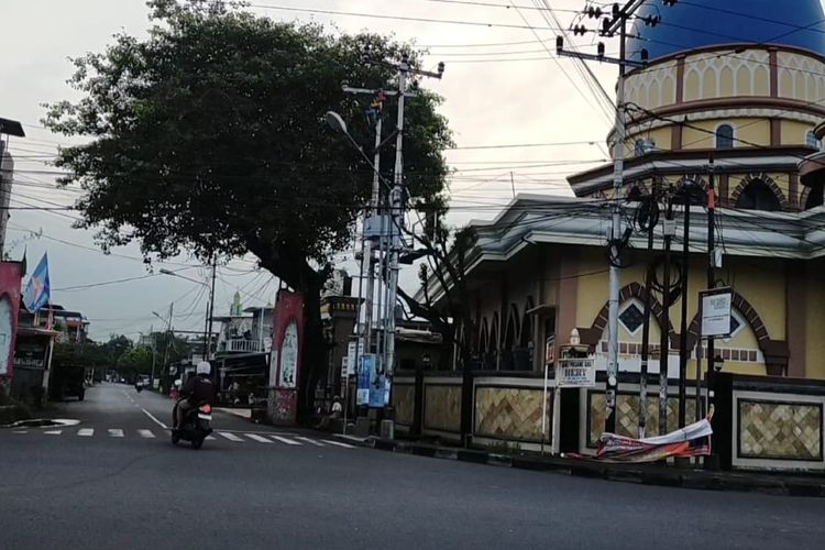 Jalan Kelurahan Punia, pedagang lontong banyak berjejer di pinggir jalan ini puncaknya saat H-1 lebaran sampai lebaran ketupat.