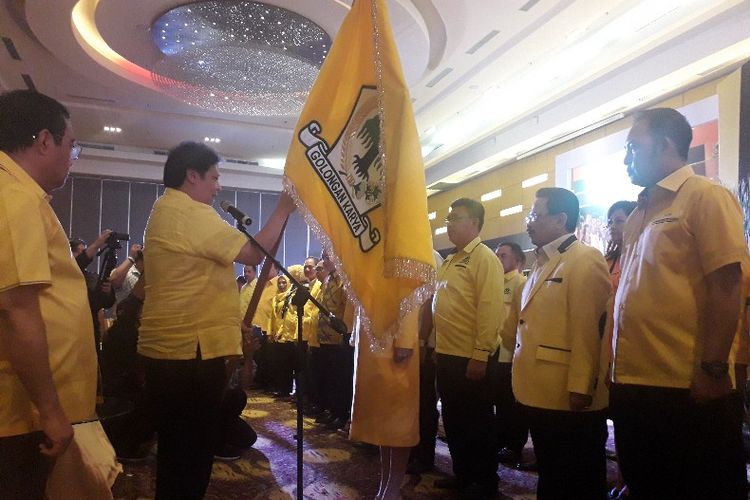 Ketua Umum Partai Golkar Airlangga Hartarto saat melantik Badan Pemenangan Pemilu (Bapilu) Golkar se-Sulut, di GKIC Novotel, Manado, Jumat (11/01/2019) malam.