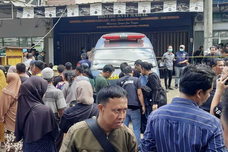 Suasana di depan ruko penjualan pakaian Distro Anti Mahal yang berada di Jalan KH Dahlan, Perumahan Maskarebet, Kecamatan Sukarami Palembang, dipenuhi warga Rabu (26/6/2024). Warga memadati ruko itu setelah seorang pegawai koperasi ditemukan tewas terkubur.
