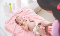 Kondisi Kesehatan Bayi Bisa Dicek Lewat Warna Feses