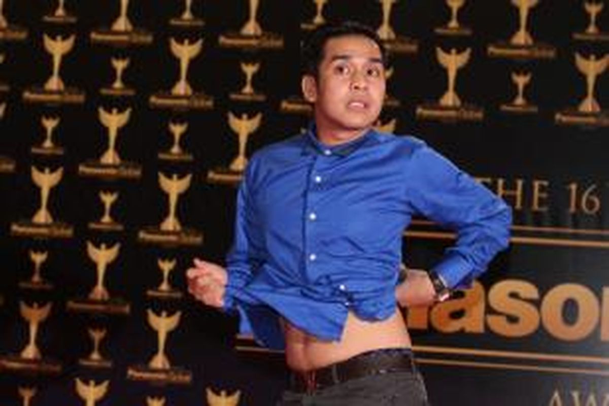 Presenter dan komedian Olga Syahputra memenangkan penghargaan sebagai komedian terfavorit dalam acara Panasonic Gobel Awards, di Jakarta Convention Center, Sabtu (30/3/2013). TRIBUNNEWS / DANY PERMANA