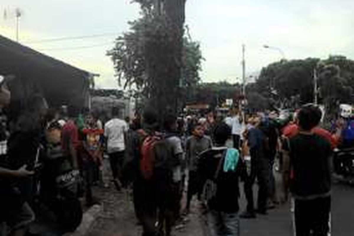 Warga berkumpul di lokasi lepasnya orangutan di Jalan Raya Penggilingan, Cakung, Jakarta Timur. 