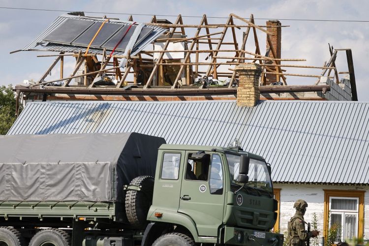 Polisi dan tentara memeriksa kerusakan rumah yang hancur akibat puing-puing pesawat nirawak Rusia yang ditembak jatuh di desa Wyryki-Wola, Polandia timur, pada 10 September 2025. Pertahanan udara NATO membantu melawan pesawat nirawak yang memasuki wilayah udara Polandia semalam, dan kepala aliansi Mark Rutte sedang menghubungi Warsawa, ujar seorang juru bicara NATO, Rabu. Perdana Menteri Polandia Donald Tusk, Rabu, mengatakan bahwa pelanggaran wilayah udara Polandia oleh beberapa pesawat nirawak Rusia semalam merupakan provokasi besar yang ditujukan kepada anggota Uni Eropa dan NATO tersebut.