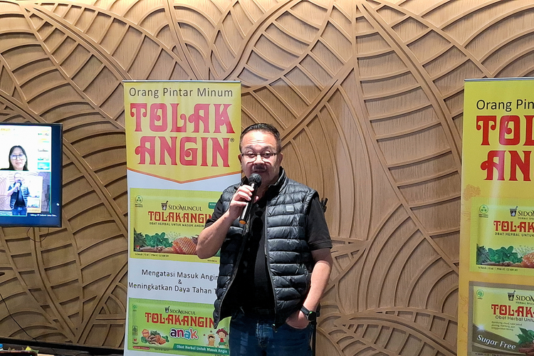 Guru Besar FEB UI Rhenald Kasali berbagi pengalamannya menggunakan Tolak Angin yang selalu menjadi andalan saat menempuh studi di luar negeri. Menurutnya, riset ilmiah yang dilakukan Sido Muncul sangat penting untuk mematahkan mitos negatif yang sering beredar di masyarakat. 