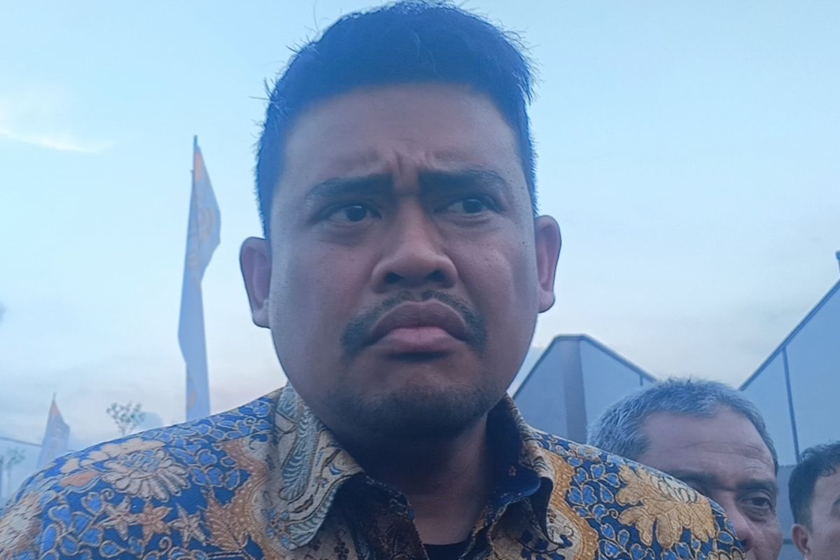Gubernur Sumut, Bobby Nasution saat ditanya wartawan ketika  meninjau rumah subsidi SMK Residence 2 di Jalan Dusun Sentosa, Kecamatan Lubuk Pakam, Sumatera Utara, Selasa (7/10/2025).