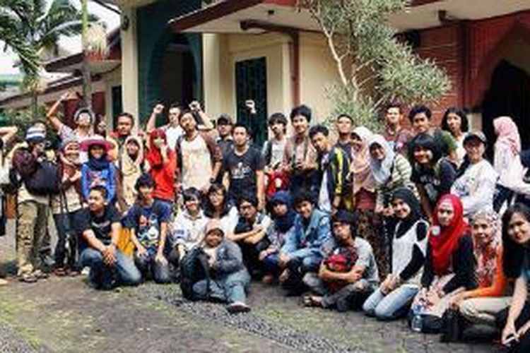 Komunitas Aleut berfoto bersama di depan Masjid Cipaganti, Bandung.