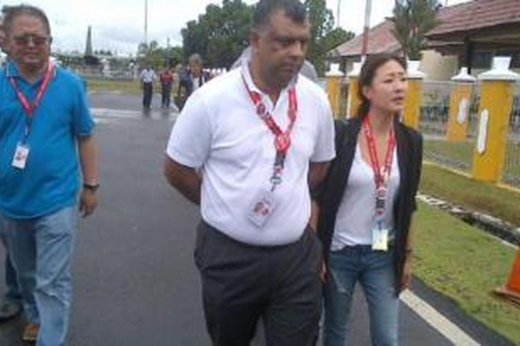 CEO Maskapai Penerbangan AirAsia Tony Fernandes menyambangi pusat pencarian dan evakuasi pesawat AirAsia QZ85 di Lanud Iskandar, Pangkalan Bun, Kalimantan Selatan, Rabu (31/12/2014), siang. 