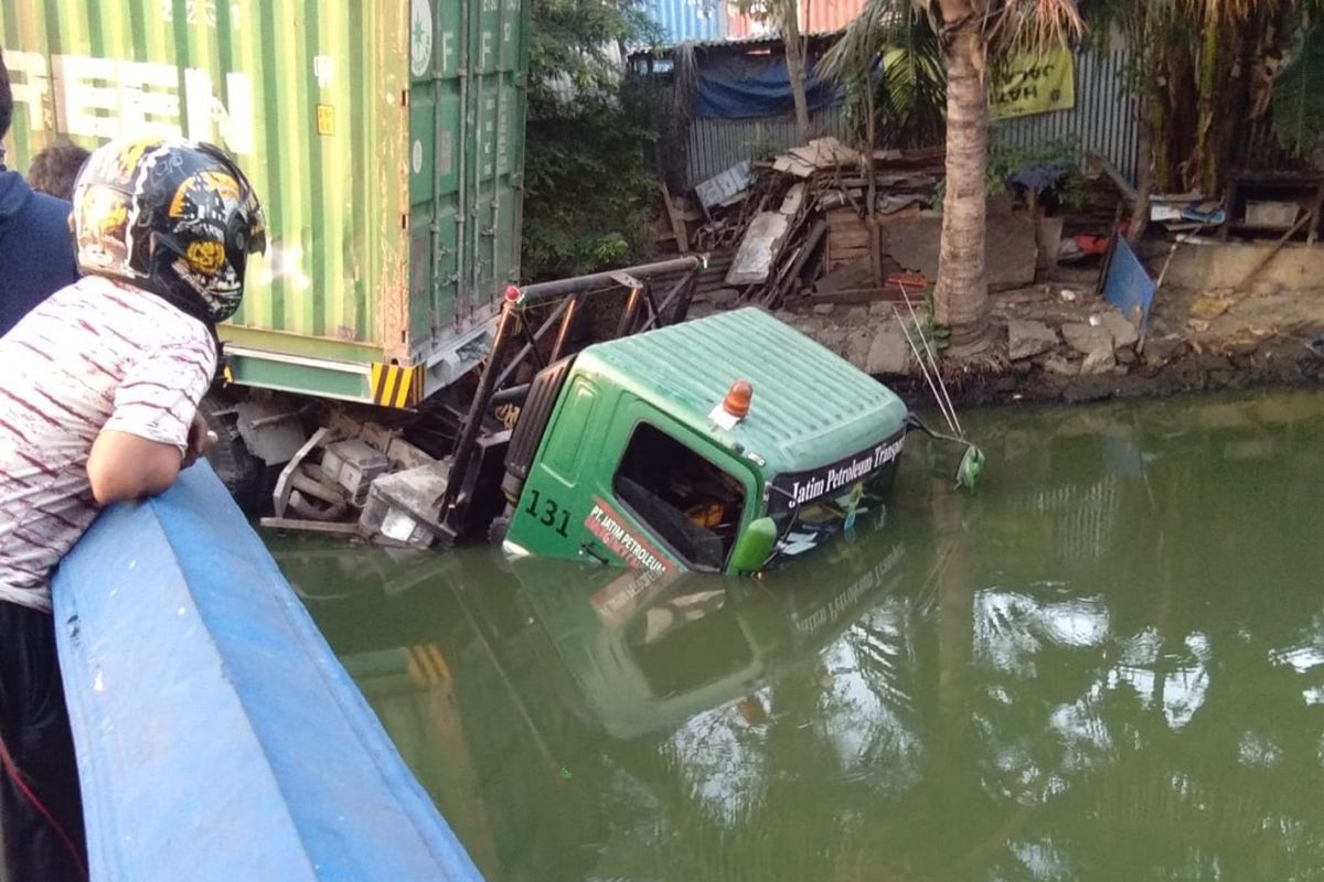 Sebuah truk tercebur ke kali di kawasan Lodan, Jakarta Utara, Senin (17/8/2018).