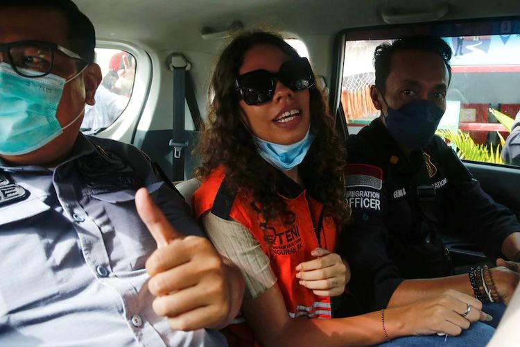 Heather Mack terlihat di dalam mobil imigrasi, setelah dibebaskan dari Penjara Kerobokan di Denpasar, Bali, Indonesia, 29 Oktober 2021.