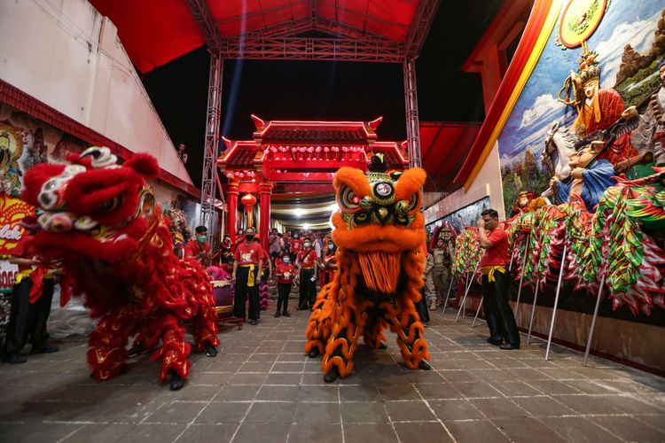 Atraksi barongsai menyambut Hari Raya Imlek 2574 di Vihara Dhanagun, Bogor, Jawa Barat, Sabtu (21/1/2023). Tahun Baru China 2574 atau Imlek 2023 jatuh pada, Minggu (22/1/2023) menjadi perayaan yang dinanti oleh masyarakat Tionghoa di seluruh dunia, termasuk di Indonesia.