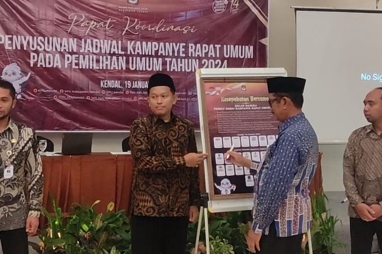 Tanda tangan kesepakatan tidak menggunakan knalpot brong, saat kampanye rapat umum di Kendal. KOMPAS.COM/SLAMET PRIYATIN