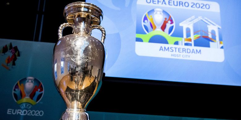 Trofi Piala Eropa dipamerkan dalam peluncuran logo Euro 2020 Amsterdam.
