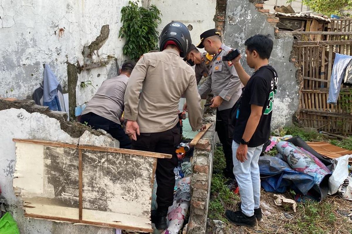 Polisi menggerebek Kampung Boncos di Kota Bambu Selatan, Palmerah, Jakarta Barat, Selasa (8/8/2023). 