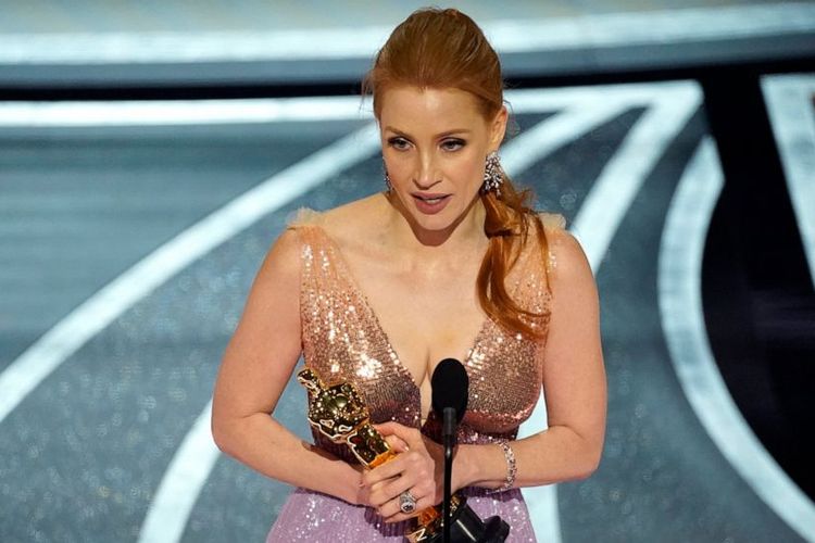 Jessica Chastain meraih Oscar sebagai Pemeran Utama Wanita Terbaik untuk filmnya The Eyes of Tammy Faye