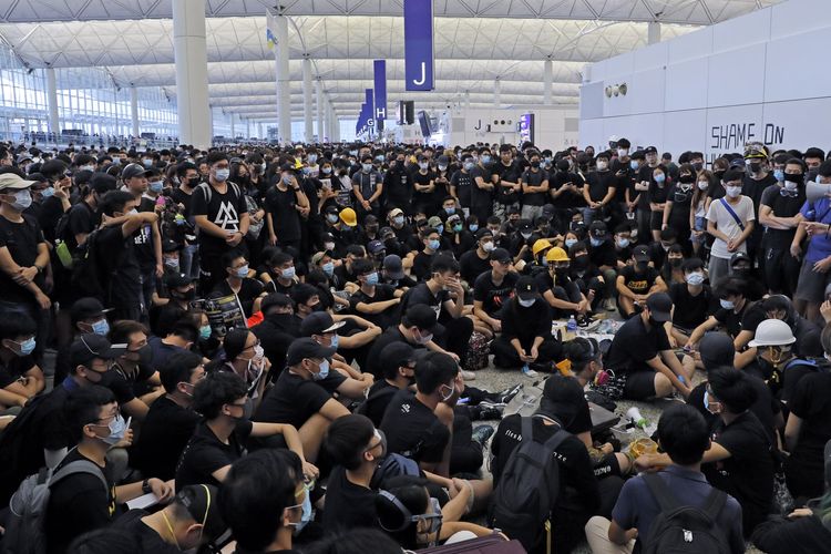 Demonstran anti-pemerintah yang berkumpul di Bandara Internasional Hong Kong. Peristiwa tersebut membuat bandara ditutup sementara pada hari Senin (12/8/2019).