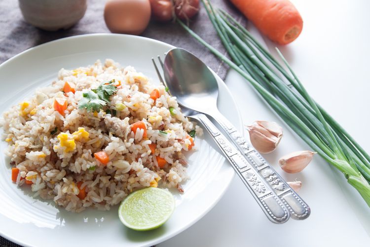 Cobalah resep nasi goreng enak sebagai menu bekal ke kantor, bahan-bahannya termasuk wortel dan kacang polong yang bisa dibeli frozen.