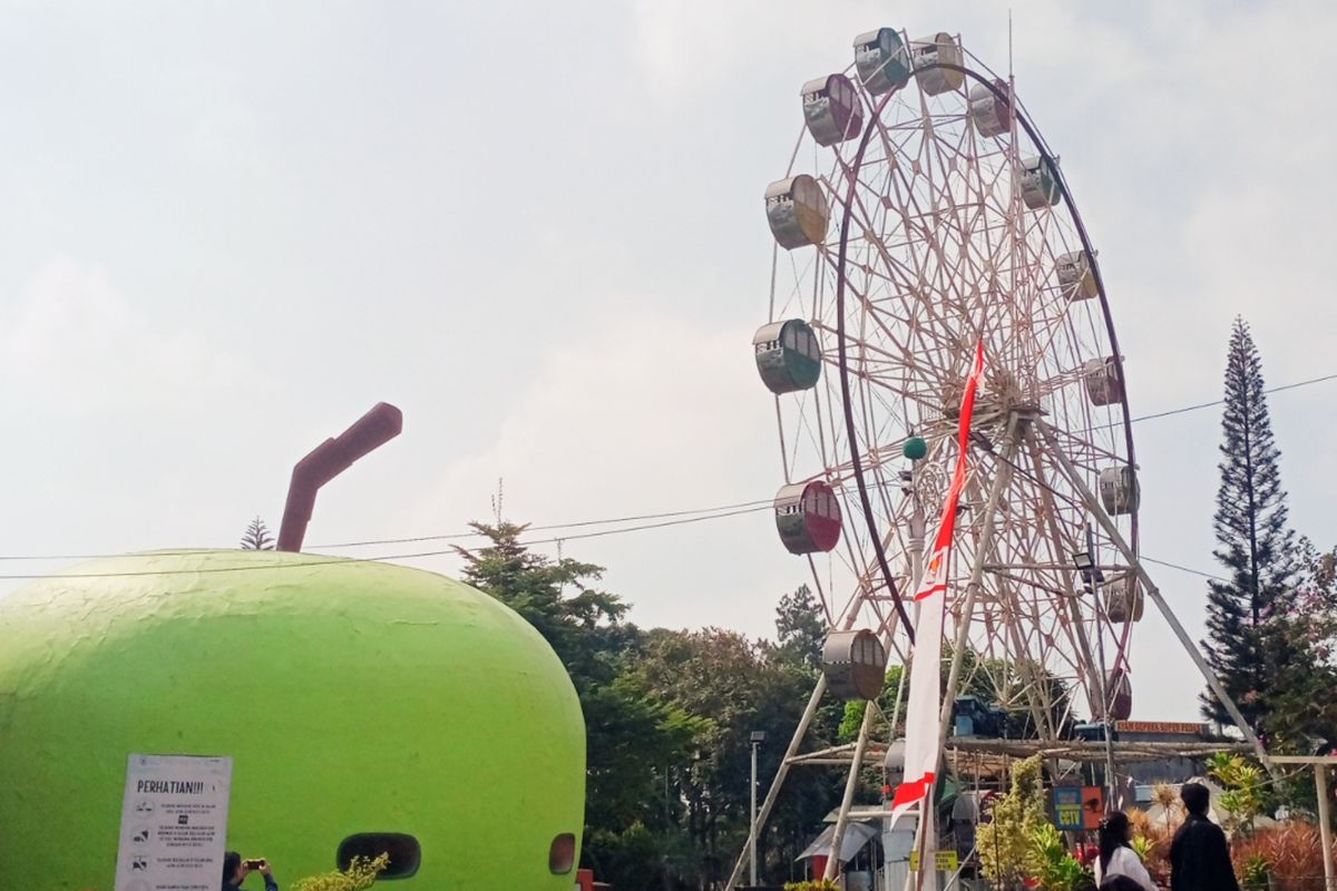 Bianglala lama di Alun-Alun Kota Batu, Jawa Timur. 