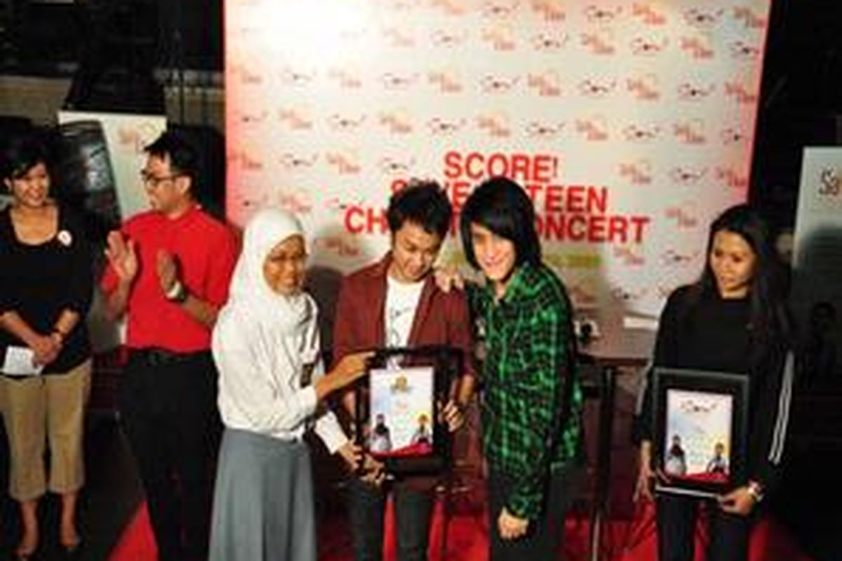 Ilustrasi: Selain konser, donasi juga dilakukan dengan lelang memorabilia artis dan musisi di acara tersebut, termasuk pengunjung yang diajak berpartisipasi mendonasikan uangnya minimum Rp 50.000 dari pembelian tiket masuk ke klub hiburan musik dan biliar itu