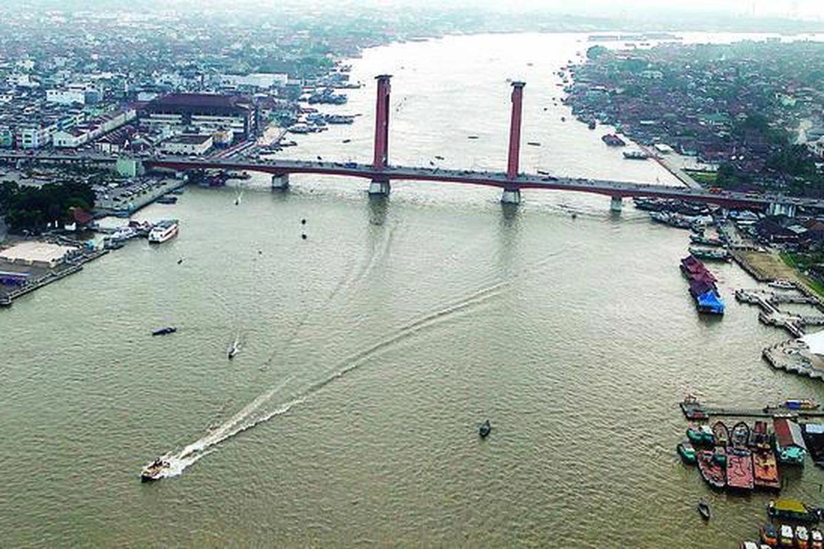 Jembatan Ampera yang membentang di atas Sungai Musi, yang menjadi ikon kota Palembang, Minggu (14/3), merupakan sarana penghubung antara kawasan seberang Ulu dengan Ilir.