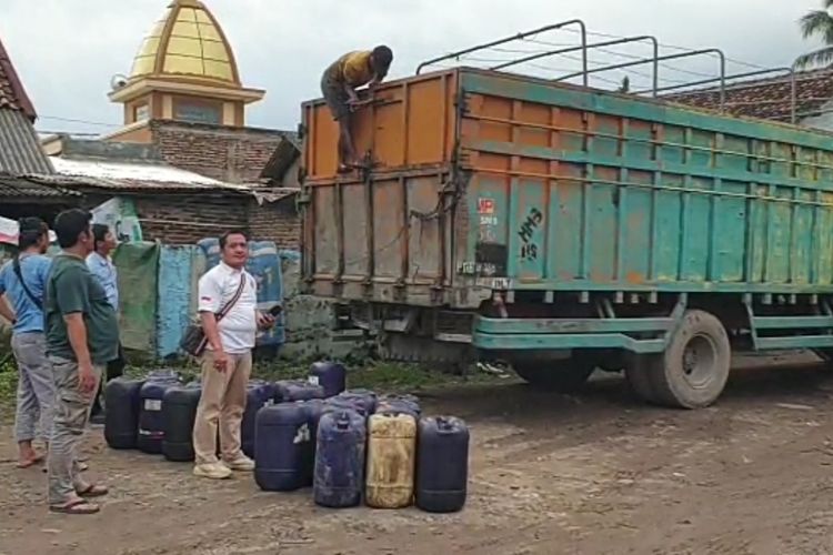 Aparat Ditkrimum Polda Lampung menggerebek gudang kosong lokasi penimbunan solar bersubsidi di Jalan Yos Sudarso, Bandar Lampung, Jumat (2/9/2022) siang.